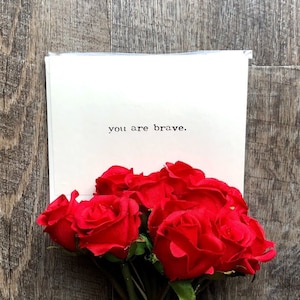 Vous êtes courageux, compliment carte de voeux en police de machine à écrire avec enveloppe et autocollant rose, carte de taille 4 x 5,5, encouragement, récupération