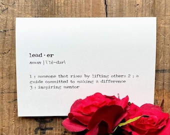 tarjeta de felicitación de definición de líder en fuente de máquina de escribir con sobre y pegatina de rosa, tarjeta de tamaño 4 x 5,5, tarjeta para mentor, jefe, empleado