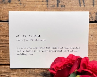 tarjeta de felicitación de definición de oficiante en fuente de máquina de escribir con sobre y sello adhesivo de rosa, tarjeta en blanco 4 x 5,5, propuesta de oficiante de boda