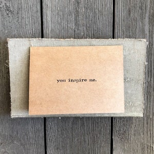 je inspireert me complimentwenskaart in typemachinelettertype met envelop en roossticker, kaart formaat 4 x 5,5, aanmoediging, mentorkaart