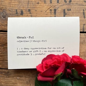 cartão de felicitações de definição de agradecimento em fonte de máquina de escrever com envelope e adesivo rosa, cartão tamanho 4x5,5, papelaria de agradecimento, cartão de agradecimento