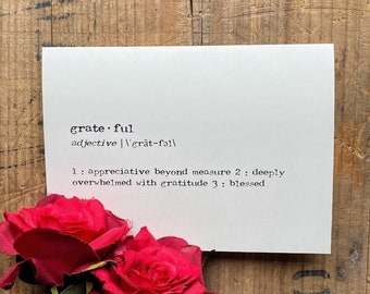 Tarjeta de felicitación con definición de agradecimiento en fuente de máquina de escribir con sobre y pegatina de rosa, tamaño 4 x 5,5, tarjeta de agradecimiento, papelería de gratitud.