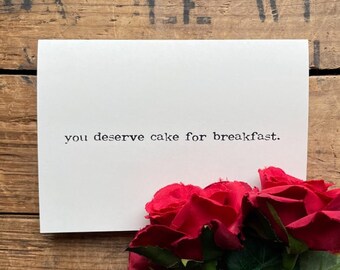 Tarjeta de felicitación "Te mereces un pastel para el desayuno" escrita a máquina con sobre y calcomanía de rosa, tamaño 4 x 5,5, tarjeta de cumpleaños, papelería