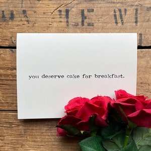 ti meriti una torta per la colazione, biglietto di auguri in carattere macchina da scrivere con busta e adesivo rosa, formato 4x5,5, biglietto d'auguri, cancelleria