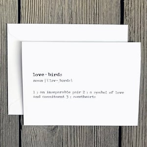 cartão de felicitações de definição de pombinhos em fonte de máquina de escrever com envelope e selo adesivo rosa, cartão em branco 4x5,5, cartão de casamento ou aniversário