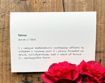 Tarjeta de felicitación con la definición de equipo en fuente de máquina de escribir, con sobre y pegatina de rosa, tamaño 4 x 5,5, para agradecimiento al equipo, para nuevos empleados, tarjetas de notas para empleados.