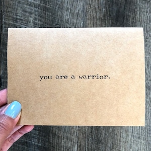 Vous êtes un guerrier, carte de voeux de compliment en police de machine à écrire avec enveloppe et autocollant rose, carte de taille 4 x 5,5, encouragement, récupération