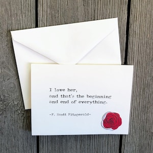 I love her, biglietto d’auguri con citazione di F. Scott Fitzgerald, busta e sigillo adesivo con rosa, biglietto bianco 4 x 5,5, San Valentino, anniversario