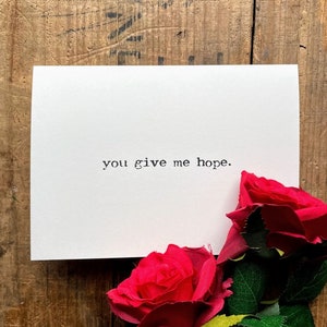 me das esperanza tarjeta de felicitación de cumplido en fuente de máquina de escribir con sobre y pegatina de rosa, tarjeta tamaño 4x5.5, amistad, tarjeta de graduación