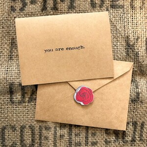 Eres suficiente tarjeta de felicitación de cumplido en fuente de máquina de escribir con sobre y pegatina de rosa, tarjeta de tamaño 4 x 5,5, Día de Galentine, Tarjeta de amistad