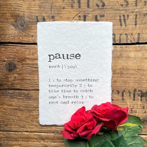 Pause Definition in Schreibmaschinenschrift auf handgeschöpftem Papier (13x18, 8x10, 11x14), Atemübung, Meditation, Yoga Geschenk, Neujahr Wort