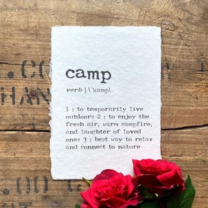 Definición de campamento, impresión en fuente de máquina de escribir en papel hecho a mano de 5 x 7, 8 x 10, 11 x 14, pasión por los viajes, amante de la naturaleza, fogata, campamento en el lago, decoración de autocaravanas