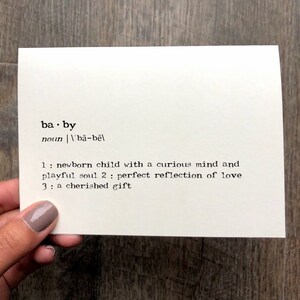 baby definitie wenskaart in typemachine lettertype met envelop en roos sticker zegel, 4x5.5 blanco kaart, nieuwe baby, baby shower kaart