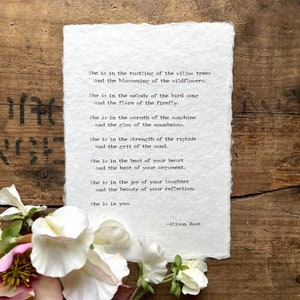 Lei è nella tua stampa originale di poesie, carattere di macchina da scrivere su carta fatta a mano, regalo commemorativo, simpatia, perdita di sorella, madre, figlia, amica