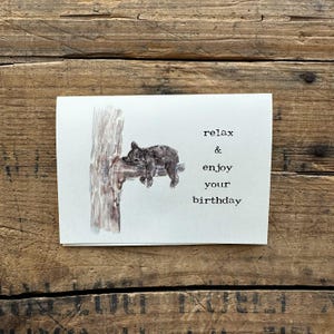 Détendez-vous et profitez de votre carte de voeux d'anniversaire avec un ours noir dormant dans un arbre, soyez paresseux, détendez-vous, maman ours, carte d'anniversaire de bébé ours, vierge