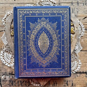 Rare 1867 Roses and Holly Poetry Book, superbe couverture bleue et dorée, Shakespeare, Edgar Allan Poe, Dickens, Ruskin, poésie de Longfellow