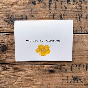 Tarjeta de felicitación "Eres mi ranúnculo" en fuente de máquina de escribir con acuarela de flor amarilla, sobre y pegatina de rosa, tamaño 4x5.5