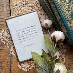 Estaríamos juntos Ernest Hemingway cita impresa en fuente de máquina de escribir sobre papel de algodón hecho a mano, tener nuestros libros, estar caliente en la cama, regalo romántico