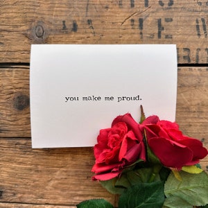 je maakt me trots compliment wenskaart in typemachine lettertype, 4x5,5 formaat, moeder dochter, vader zoon, afgestudeerd, nieuwe baan, ondernemerskaart