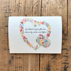 Vous m'avez aidé à faire pousser des fleurs là où il n'y avait que les mauvaises herbes avant citation originale carte de voeux avec aquarelle de coeurs floraux, carte de remerciement reconnaissante