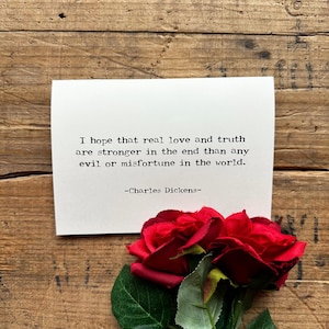 Ik hoop dat echte liefde en waarheid uiteindelijk sterker zijn Charles Dickens citaatkaart met envelop en rozenzegel, blanco kaart, aanmoediging