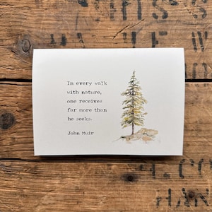 Carte de citation de John Muir dans chaque promenade avec la nature en police de machine à écrire avec image d'arbre aquarelle, enveloppe et autocollant rose, dimension carte 4 x 5,5