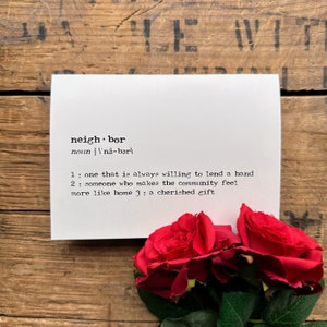 Grußkarte Nachbar in Schreibmaschinenschrift mit Umschlag und Rosen Aufkleber Siegel, Größe 10x15 cm Blankokarte, Geschenk für Nachbarschaft