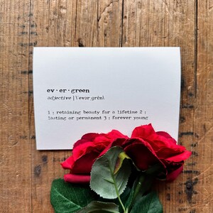 cartão de felicitações com definição de evergreen em fonte de máquina de escrever com envelope e adesivo de rosa, tamanho 4x5,5, presente para ela, aniversário, Ed Sheeran