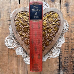 Ancien livre Les oeuvres d'Edgar Allan Poe en un volume de 1927, poèmes et contes de Poe, le corbeau, livre rouge et or, décoration vintage, livre de poésie