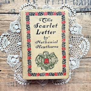 Libro antiguo de la década de 1800 La letra escarlata de Nathaniel Hawthorne con cubierta rosa, Boston del siglo XVII, regalo de Navidad para coleccionistas de libros
