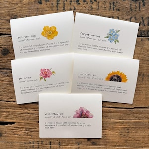 Paquete de papelería con 5 tarjetas de definición de flores de colores, con sobres y pegatinas de rosas: ranúnculo, nomeolvides, peonía, girasol y flor silvestre.