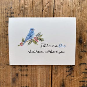 Tendré una Navidad azul sin ti, tarjeta de felicitación con imagen de acuarela de pájaro azul y acebo, sobre y pegatina de rosa, tarjeta de "Te extraño"