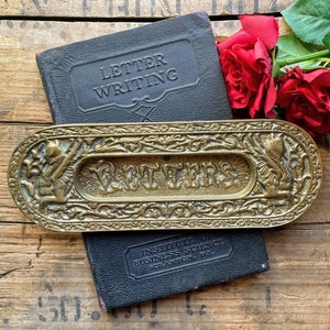 Letrero gótico de ranura para correo de puerta "Cartas" de latón antiguo o vintage, color dorado, 8,5" x 3", decoración del hogar u oficina, decoración de la puerta principal, papelería
