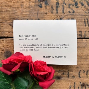 cartão de felicitações de definição do Tennessee em fonte de máquina de escrever com envelope e adesivo rosa, ou cartão de papelaria personalizado, cartão de inauguração