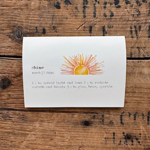 cartão de felicitações com definição de brilho em fonte de máquina de escrever com aquarela de sol original, envelope e adesivo de rosa, cartão de incentivo em branco