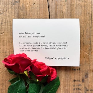 cartão personalizado de definição de cidade, cidade e estado em fonte de máquina de escrever com envelope e adesivo rosa, tamanho 4x5,5, cartão de papelaria personalizado
