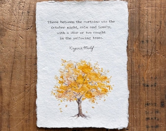Könnte beinhalten: Ein Aquarellgemälde auf strukturiertem Papier zeigt einen Baum mit gelben Blättern. Das Kunstwerk enthält ein Zitat von Virginia Woolf: "There between the curtains was the October night, calm and lovely, with a star or two caught in the yellowing trees."