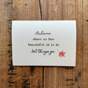 L’autunno ci mostra quanto è bello Lasciarsi andare, biglietto con citazione con acquerello foglie d’autunno, busta adesiva con rosa, biglietto di incoraggiamento