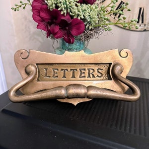 Ranura para correo de puerta "Cartas" de latón antiguo o vintage, color dorado, tamaño de 9" x 4", decoración del hogar u oficina, decoración de la puerta principal, coleccionista de papelería