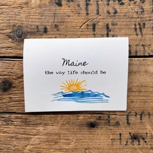 Maine the way life Solltet be Zustand Motto Grußkarte mit Sonne und Meereswellenbild, Rosenaufkleber, Maine neues Zuhause, wish you were here Karte