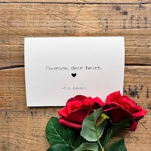Courage, citation chère au coeur par C.S. Lewis carte de voeux avec enveloppe et joint autocollant rose, carte vierge 4 x 5,5, citation de livre, carte d'encouragement