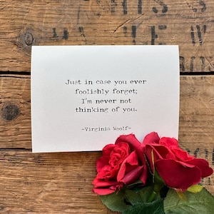 En caso de que alguna vez olvides tontamente que nunca dejaré de pensar en ti Tarjeta de cotización de Virginia Woolf con sobre y pegatina de rosa, tarjeta romántica
