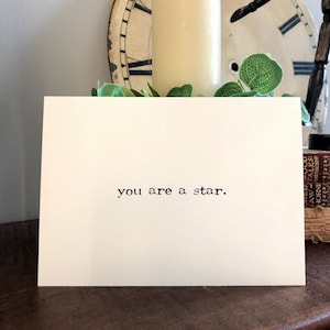 carte de voeux compliment vous êtes une star en police de machine à écrire avec enveloppe et autocollant rose, carte de taille 4 x 5,5, carte de chanteuse ou de danseuse, félicitations