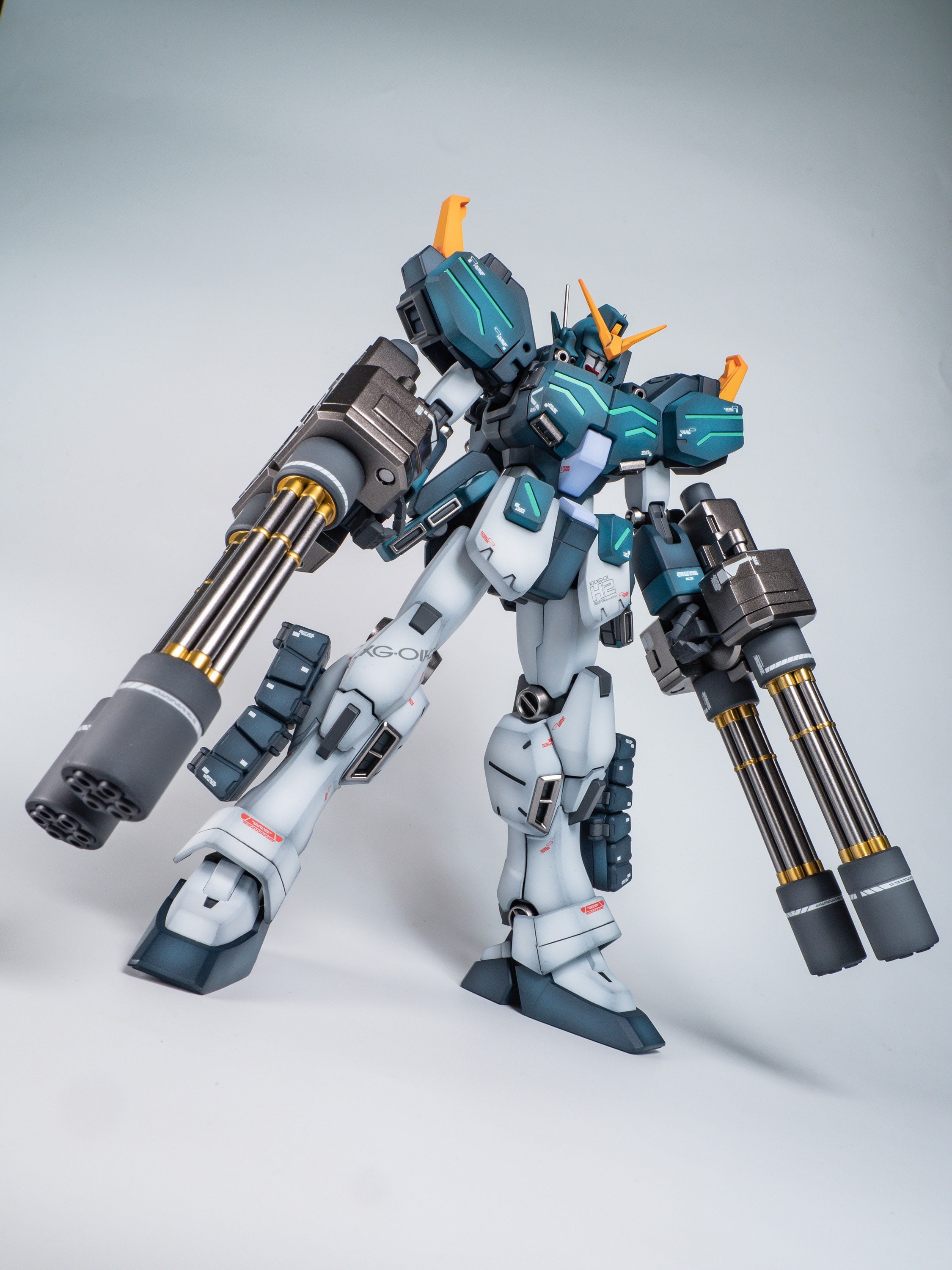 塗装済みプレミアムバンダイ MG 1/100 「ガンダムヘビーアームズ 塗装済みプレミアムバンダイ MG 1/100 「ガンダムヘビーアームズ