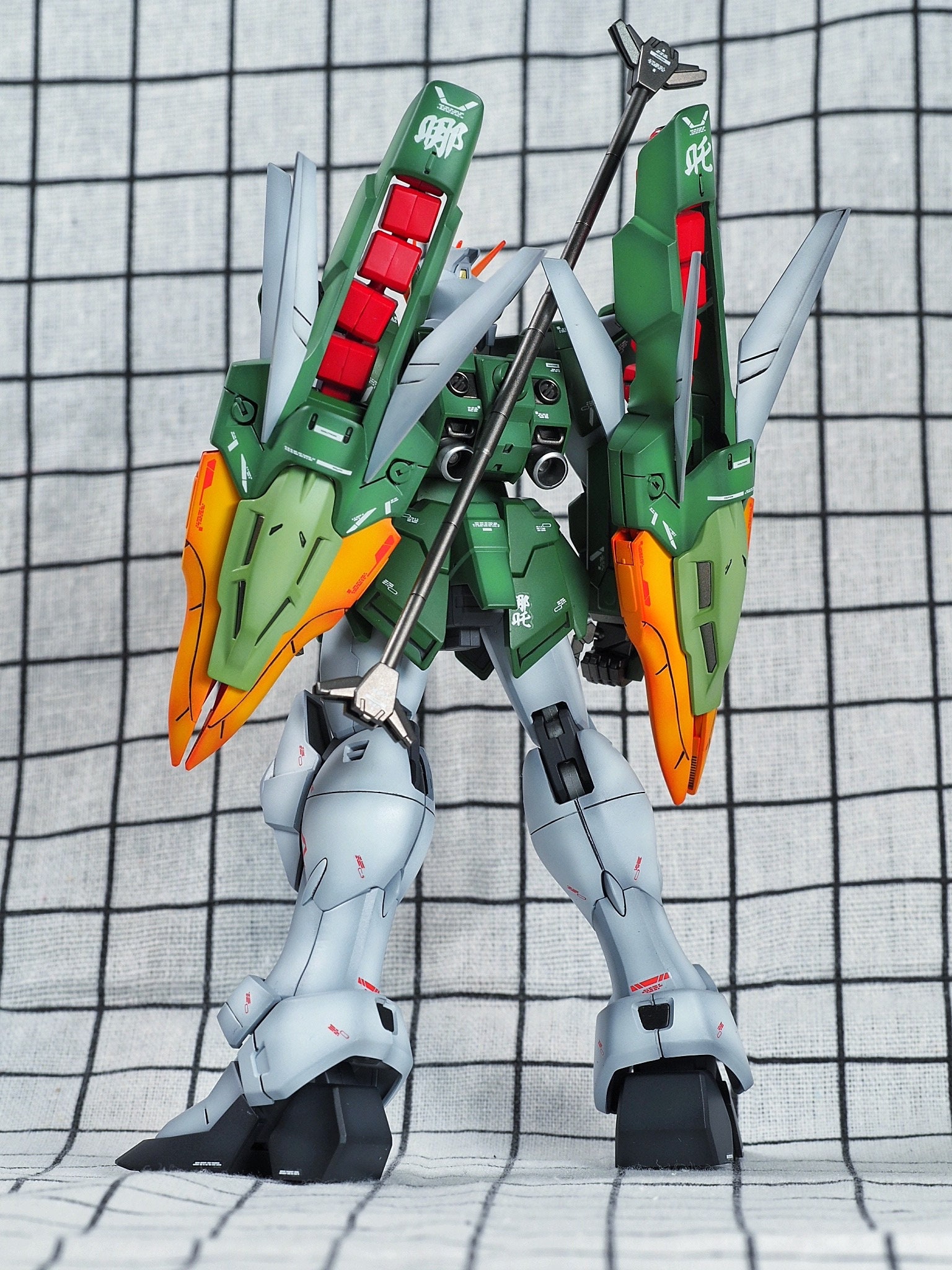 塗装済みプレミアム(限定品)バンダイ MG 1/100 「アルトロン 塗装済みプレミアム(限定品)バンダイ MG 1/100 「アルトロン