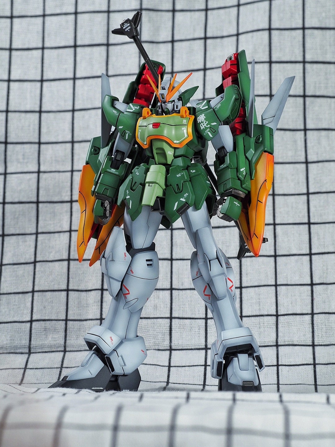 塗装済みプレミアム（限定品）バンダイ MG 1/100 「アルトロンガンダム