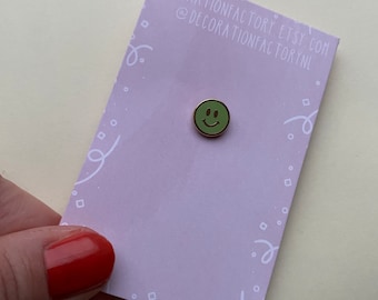 Petite épingle smiley verte en émail // épingle smile | répandre le bonheur | petite épingle | épinglette smiley | petite épingle sourire | épingle à sourire