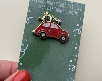 Conduire à la maison pour Noël, épinglette émaillée rouge pailletée // épinglette de Noël arbre de Noël saison des fêtes voiture vacances saisonnier volkswagen vintage