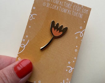 Kleine oranje bloem emaille pin//harde emaille pin, bloemen pin, natuur pin, buiten pin, kleine pin, pin badge, kleine pin, eenvoud pin