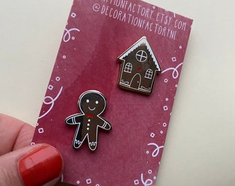 Peperkoekset emaille pin // Peperkoekman en peperkoekhuis kerstpin, feestelijke pin, vakantiepin, kleine pin, winterpin